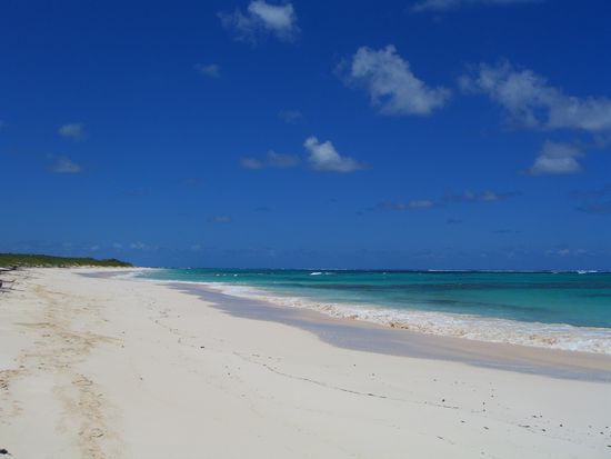 der strand vor dem hotel, km-lang in beide richtungen, wo man stundenlang spazierengehen kann, ohne jemanden zu treffen. Wenn man nackt joggen moechte, ist das auch kein problem 
