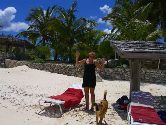 Vicky mit Gin bei uns am strand