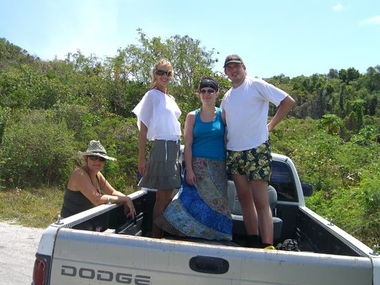 wir sind hinten im truck gesessen. Links Vicky, ich, Franzi und Jerome