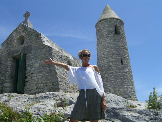 Hermitage, der hoechste punkt der insel, hier wurde von einem priester (der eigentlich architekt war, glaube ich) eine kleine kirche gebaut . Dort lebte er dann ganz fuer sich. Von dort sieht man auch sowohl die karibische seite als auch die atlantische seite der insel