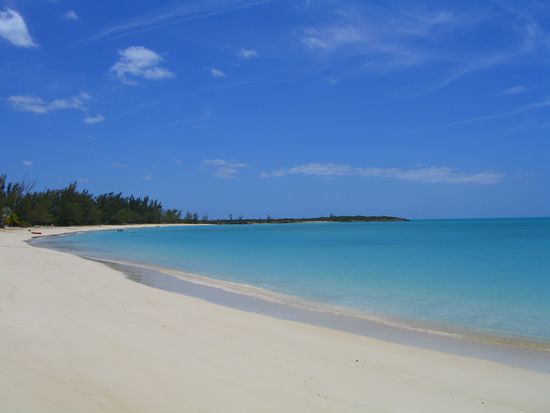 auf der karibischen seite der insel (arbeiten tu ich auf der atlantischen seite) Die ist schon auch wunderschoen. Viel ruhiger natuerlich als am atlantik drueben, praktisch kein wind und wie gemalt...