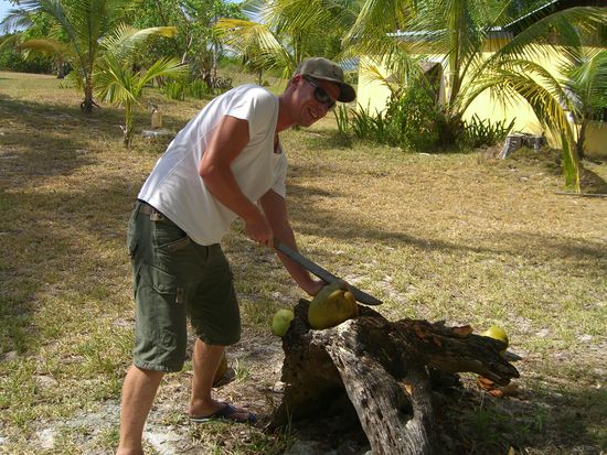 Enno beim kokosnuesse schlachten
