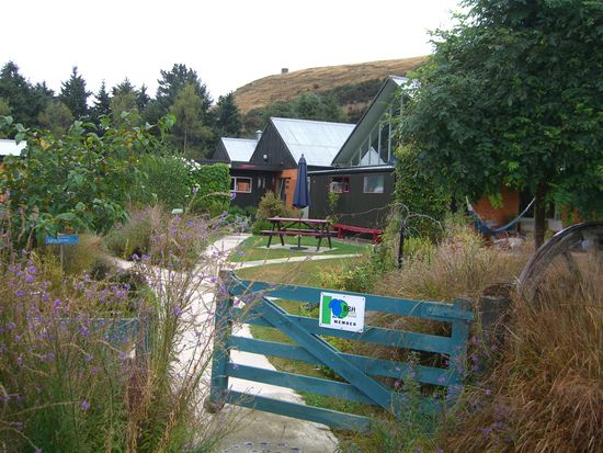 Unser hostel dort, die Olive lodge. So suess. Nur die duschen und klos waren draussen und ich musste natuerlich wieder in der nacht mal wohin und es hat mittlerweile schon zu regnen begonnen... Aber im bett hat eine waermflasche auf mich gewartet  Mit Henni habe ich mir ja noch wenn ging ein doppelzimmer geleistet 