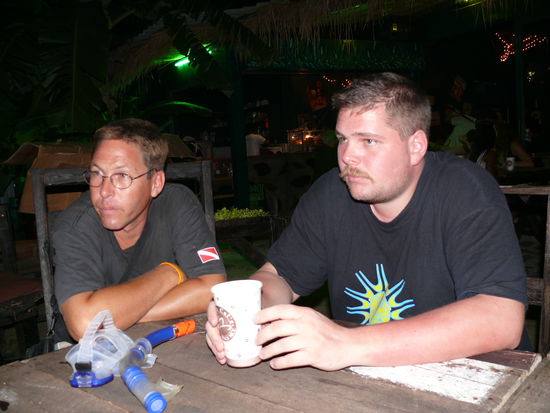 Juergen, der Chef von der Tachschule, und ich. Nein, der Schnorchel ist nicht fuer Trinkspiele