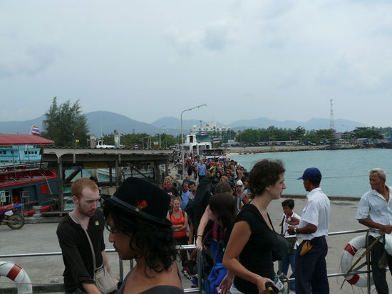 Ein Haufen Backpacker machen sich von der Insel