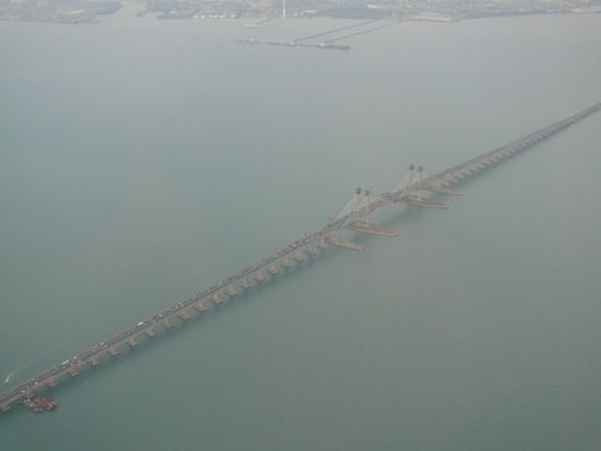 Die 12,5 Kilometer lange Bruecke zwischen Butterworth und Penang