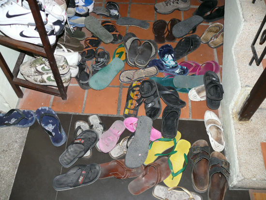 Unser Schuhberg. Nah, wo sind meine?