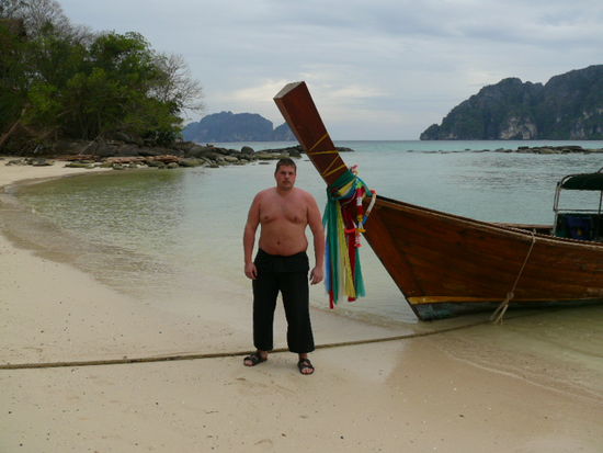 Wenn man mal keine Lust hat am Strand zu laufen, dann einfach ins Longtailboot springen. Das sind hier die Taxis