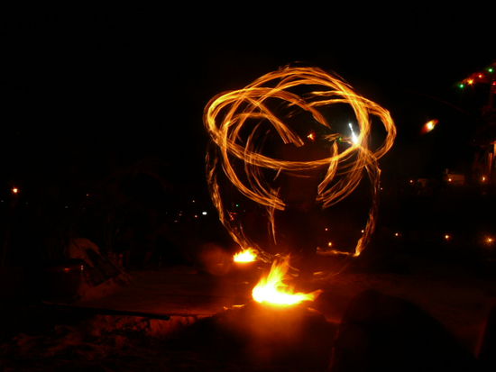Feuershow mit Pois