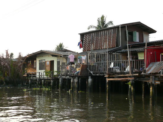 Armut an den Klongs von Bangkok. In dieser "Bruehe" schwimmen sogar die Kinder