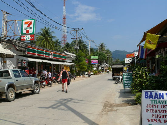 Das ist hier am Ban Kai Beach die Stadt, wenn man sie ueberhaupt so nennen kann