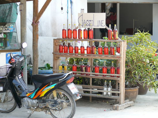 Man kann es kaum glauben, aber das sind in Thailand die Tankstellen