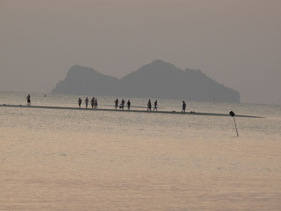 Es ist zur Zeit Ebbe. So kann man wunderschoen zu den Sandbaenken spazieren