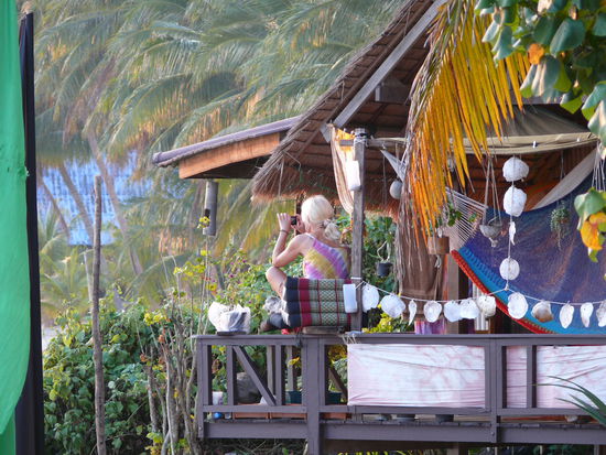 Hier werden ueberall vom Sonnenuntergang Bilder geschossen. Sogar von unserem aeltesten Hippie Maedel