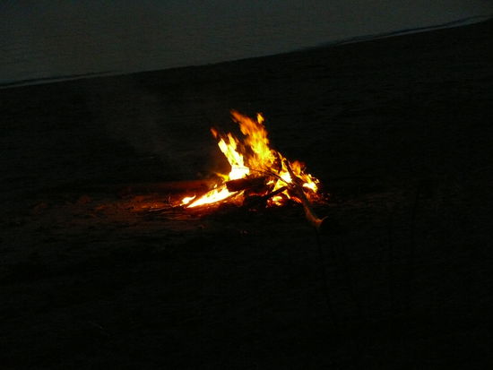 allabendlichs Feuer am Strand
