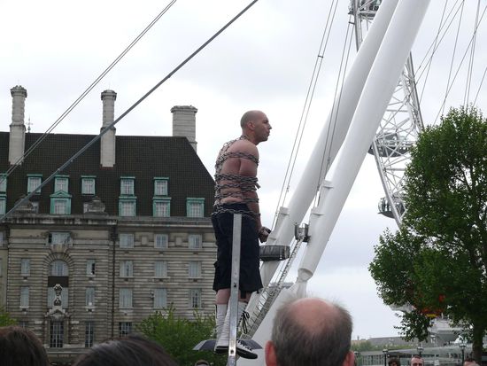 Entfesselungskünstler am London Eye