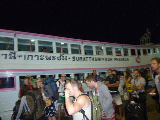 Morgens um 05.00 verschlafen in Suratthani. Jetzt sind es nur noch 9 Stunden bis Phuket