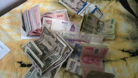 Hunderte von amerikanischen Dollars, Zehntausende kambodschanische Riel, Millionen von vietnamesischen Dong und tausenden von thailändischen Baht. Bloß nicht den Überblick verlieren.