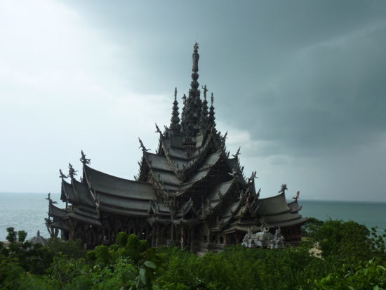Sanctuary of Truth hinter den Naklua Beach