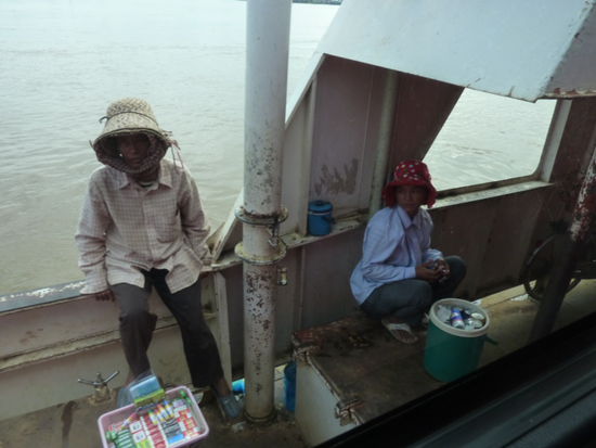 Mit der Fähre über den Mekong River
