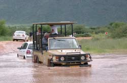 Ein Polo wird durch den Fluss gezogen
