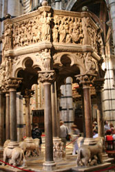 Siena: Kanzel von Nicola Pisano im Dom