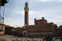 Siena: Piazza del Campo mit Torre del Mangia und Palazzo Pubblico