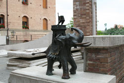 Siena: Skulptur und Wappensymbol der Contrada della Torre