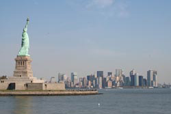 Liberty Island mit Freiheitsstatue und NEW YORK Skyline im Hintergrund