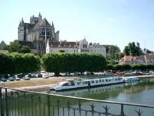 Auxerre am Ufer der Yonne. Blick auf die Cathedrale Saint-Etienne