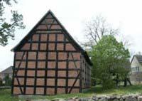 Turmlose Fachwerkkirche (1706) mit frei stehendem Glockenturm in Carwitz