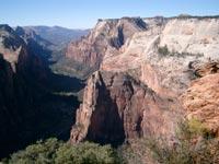 Zion National Park - Blick vom Observation Point auf Angels Landing und das dahinter liegende Tal