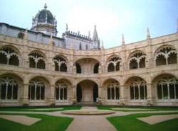 doppelstöckiger Kreuzgang im Mosteiro dos Jeronimos (Hieronymuskloster - seit 1983 UNESCO Weltkulturerbe)