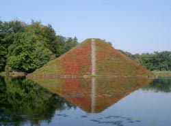 Tumulus - Wasserpyramide im Fürst-Pückler-Park in Branitz. Grabesstätte von Fürst Pückler und seiner Frau Lucie.