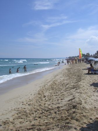 Der kubanische Strand (wir im Tourismusbereich und weiter hinten die Kubaner)