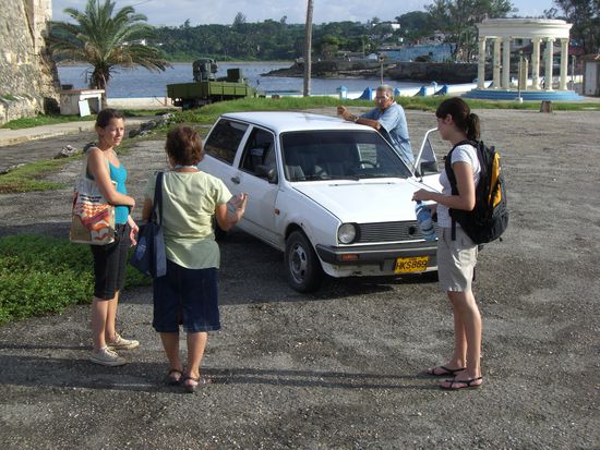 Unsere Reisetruppe. Links ein Militaerstuetzpunkt zur Ueberwachung der Kueste und rechts ein Denkmal fuer Hemingway
