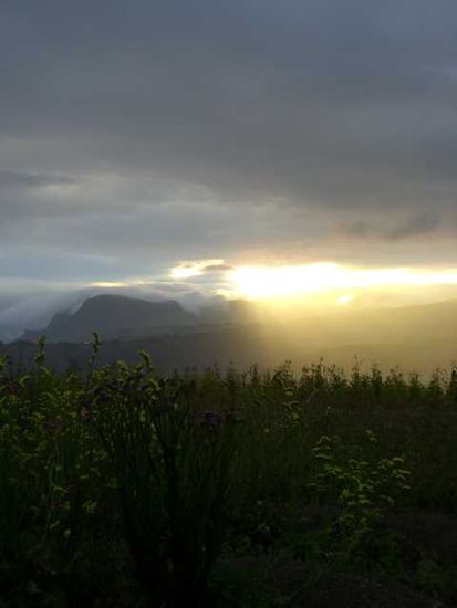 Sonnenuntergang in Santa Isabel und der nahende Nebel an den Berggipfeln.