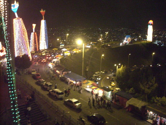 Das Panecillo mit riesigen Krippenfiguren und Weihnachtsmarkt