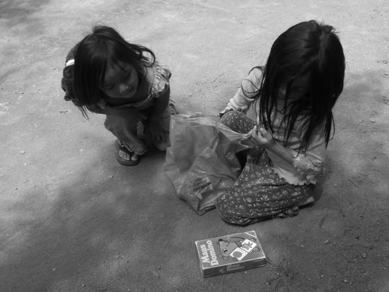 die Kinder spielen mit der deutschen Maus