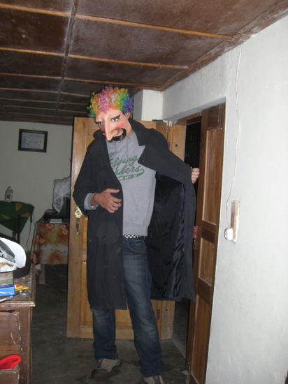 ich in in meiner sensationellen Verkleidung
an der Tür links hab ich mir natürlich auch noch den Kopf gestoßen