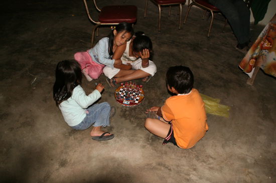 Die Kinder lernen Schach mit Spaniern und Inkern statt schwarz und weiß.