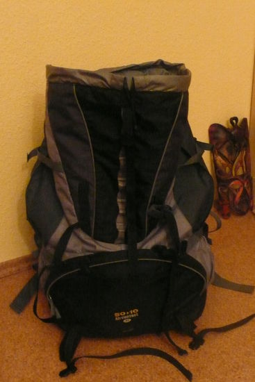 Und alles hier rein. Es muss auch noch genügend Platz für die warmen Sachen, die ich anhabe, bleiben.