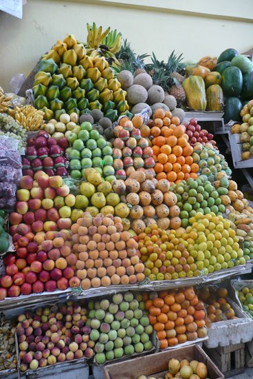 In der Markthalle. Neben diesen leckeren Fruechten gabs noch Gemuese und Leichenteile von Tieren.