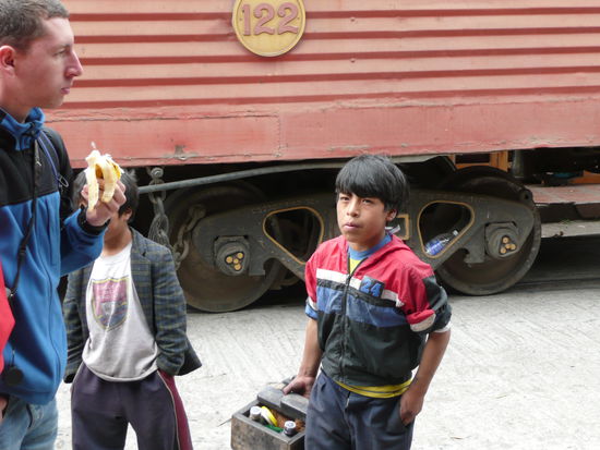 Schon ganz schön abgehärtet die Schuhputzerjungen.