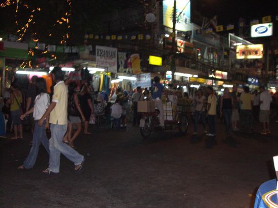 Treffpunkt aller Backpacker: Kao San Road.
Hier sind eigentlich nur Backpacker und Thais, die uns allen nur Gutes tun wollen  Genau: Birgit sagt gerade, dass hier natuerlich auch alle Sex-Touristen einlaufen, um Ihren Geluesten nachzugehen.