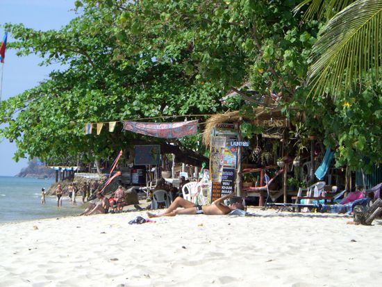 Pen's Bungalows: Genauer das Strandrestaurant mit den darueber liegenden Bungalows. Unser Domizil!