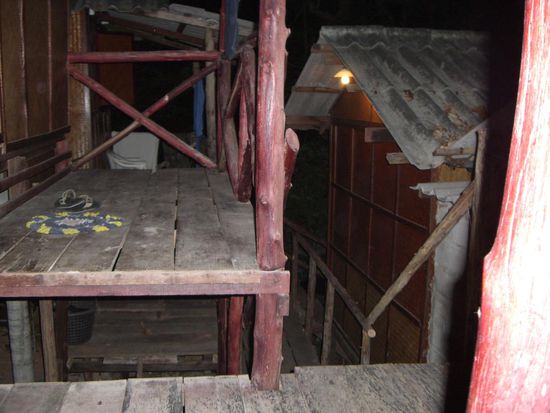 Die Bungis bei Pen's sind malerisch mit kleinen Holzstegen verbunden.