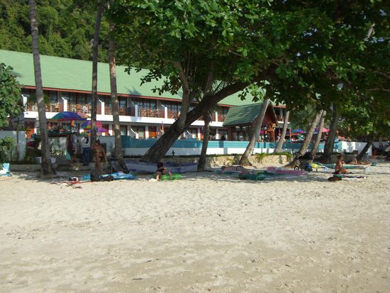Das wird hier den Pauschaltouristen geboten. Das blaue im Bild ist ein riesiger Pool. "Weil man beim Schwimmen im Pool so schoen auf das offene Meer hinausblicken kann".