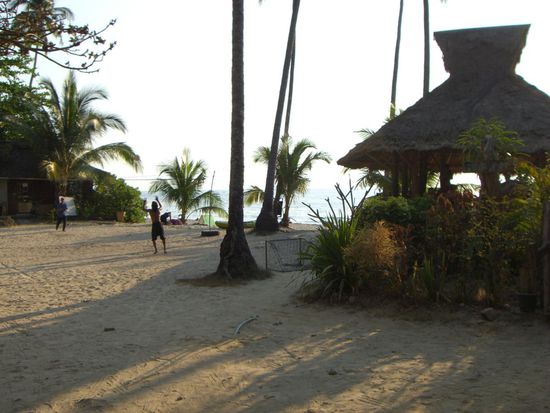 Lonelybeach. Nicht so schoen wie unser White-Sandy-Beach, durch den hier fehlenden Pauschaltourismus aber mit einem ganz besonderen Flair. Eben eine ganz andere Infrastruktur mit entsprechender Atmosphaere.