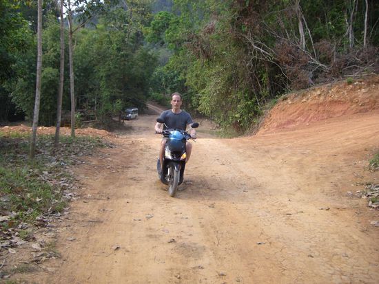 Erkundungstour auf einer typischen Dschungelpiste mit dem hier ueblichen Transportmittel.